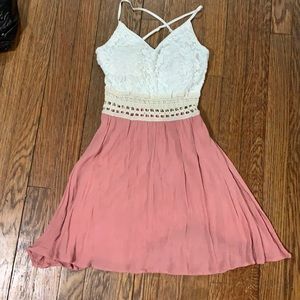 Very nice dress with cut outs in the mid drift. Built in pads.